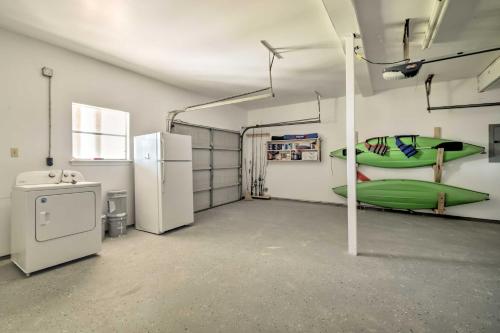 Lakefront Livingston Retreat with Porch and Kayaks! - image 7