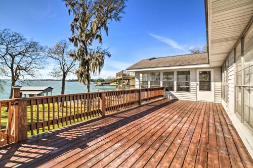 Lakefront Livingston Retreat with Porch and Kayaks! - image 12