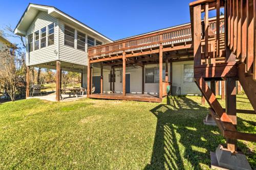 Lakefront Livingston Retreat with Porch and Kayaks! - main image