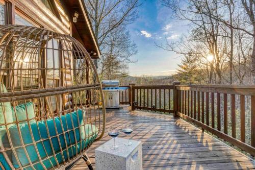 B&B Cherry Log - Serene Cabin*Mountain Views*Hot Tub*Large Decks - Bed and Breakfast Cherry Log