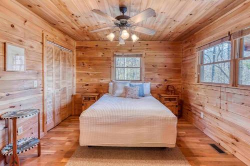 Serene Cabin*Mountain Views*Hot Tub*Large Decks