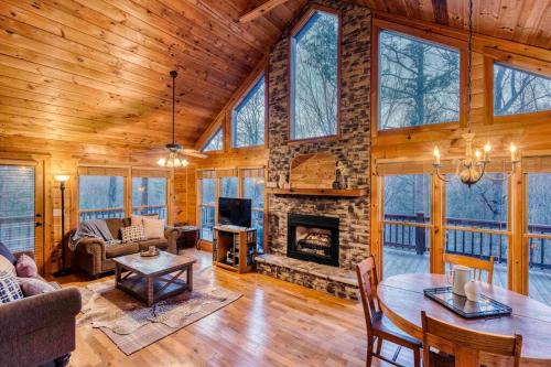 Serene Cabin*Mountain Views*Hot Tub*Large Decks