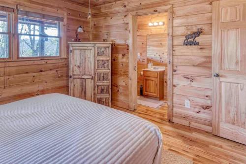 Serene Cabin*Mountain Views*Hot Tub*Large Decks