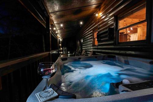Serene Cabin*Mountain Views*Hot Tub*Large Decks