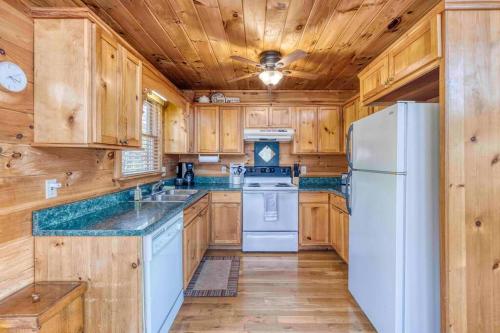 Serene Cabin*Mountain Views*Hot Tub*Large Decks