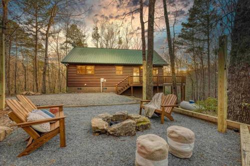 Serene Cabin*Mountain Views*Hot Tub*Large Decks in Cherry Log, USA