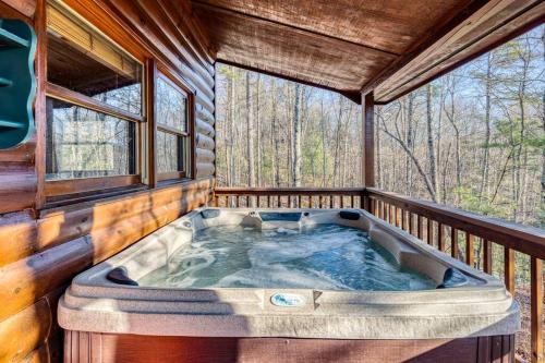 Serene Cabin*Mountain Views*Hot Tub*Large Decks