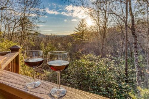 Serene Cabin*Mountain Views*Hot Tub*Large Decks in Cherry Log, USA