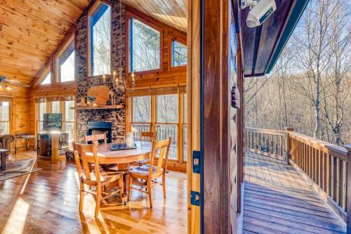 Serene Cabin*Mountain Views*Hot Tub*Large Decks in Cherry Log, USA