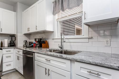 บริการและสิ่งอำนวยความสะดวก, 2 Bedroom Apartment Near Bristol Center in บริสตอล (CT)