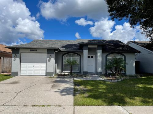 Cozy 3 bedrooms home close to everything in Tampa!