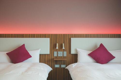 Superior Twin Room image 5