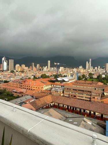 Apartaestudio con vista a los cerros de Bogotá.
