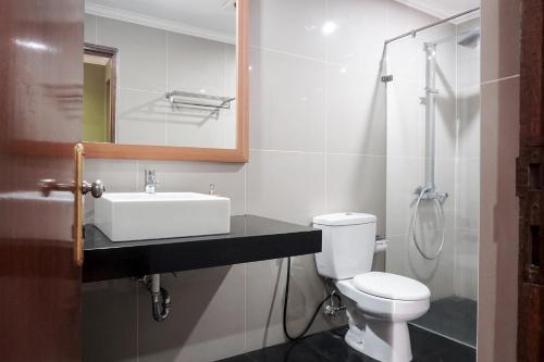 Bathroom, Collection O 92122 Series Hotel Serpong in Buaran