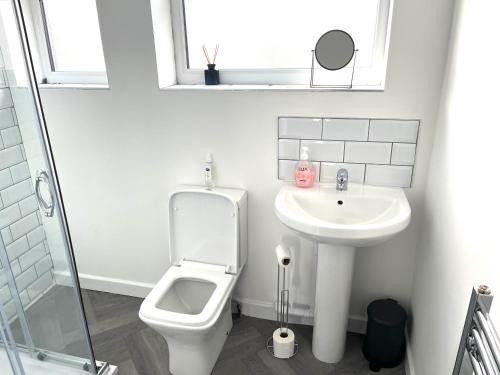 Freshly decorated en-suite room in beautifully rennovated share house. in Dukinfield