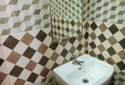 Bathroom, IDMAT INN in Toril