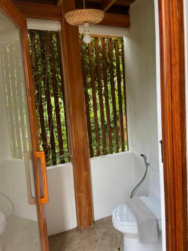 Bathroom, บ้านนาก๋างโต้ง Baan Na Kang Tong near Tham Pha Tup Forest Park
