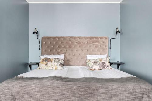 1 king bed, 1 sofa bed