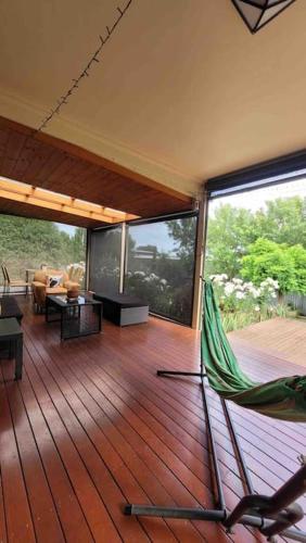 Quiet family retreat getaway - Wildlife Park, Sovereign Hill, Kryall Castle and city at your door - modern apartment, 8 guests