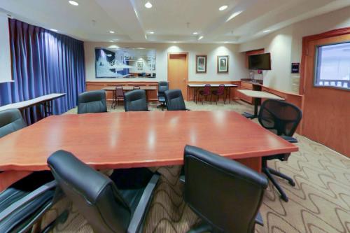 Comfort Suites - image 14