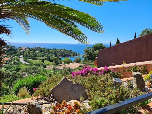 Maison avec terrasse vue mer à quelques marches de la Fossette - Location saisonnière - Le Lavandou