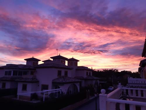 Luxury and comfort in La Marina, with sea views at El Pinet beach