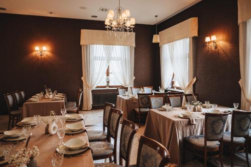 Restoran, Dworek Komorno in Rogi