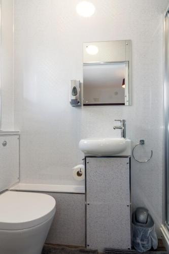 Double Room image 9