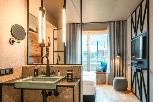 room detail thumbnail 2