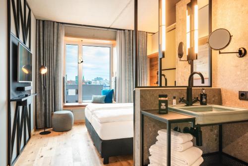 room detail thumbnail 2
