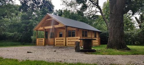 Pohled zvenku, The Willow Cabin - Wild Escapes Wrenbury off grid glamping in Wrenbury