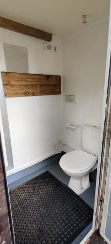 Koupelna, The Willow Cabin - Wild Escapes Wrenbury off grid glamping in Wrenbury