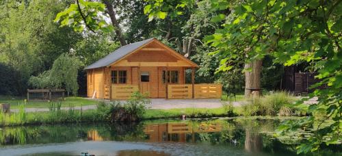 The Willow Cabin - Wild Escapes Wrenbury off grid glamping - ages 12 and over - Hotel - Wrenbury