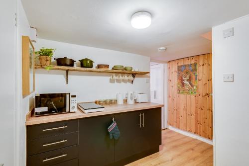 The Summertown STUDIO 1BR & kitchenette