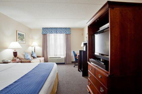 Holiday Inn Express & Suites Newport News, an IHG Hotel