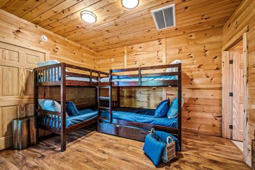 Peace in the Valley - Mtn VIEWS w/HotTub, GameRoom, Theatre, Arcade