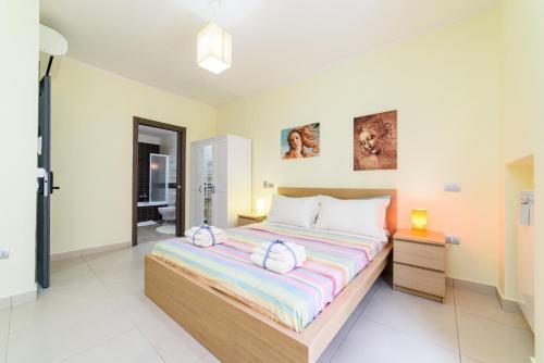 Large Double Room image 6