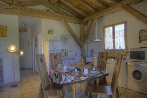 Konyha, Gite de la Jument grise-calme et tranquillité (Gite de la Jument grise-calme et tranquillite) in Saint-Trivier-de-Courtes
