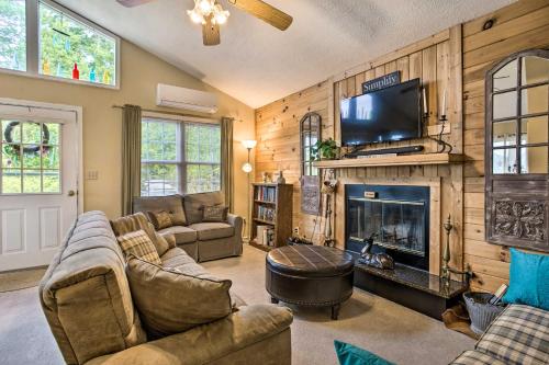 Bring a Pet Cozy Burnsville Cottage with Fire Pit! in Burnsville, USA