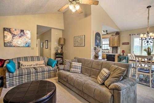 Bring a Pet Cozy Burnsville Cottage with Fire Pit! in Burnsville, USA