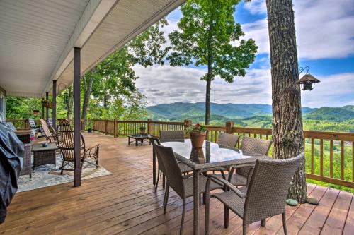 B&B Burnsville - Cozy North Carolina Abode - Deck, Grill and Fire Pit - Bed and Breakfast Burnsville