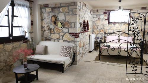 Artemis Stone House – Psakoudia, MO