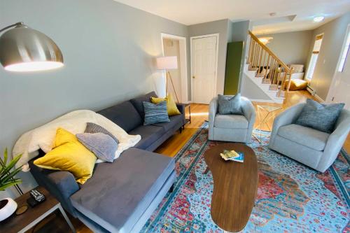 Private Guest House in Dtwn Lenox, Walk to Dining!