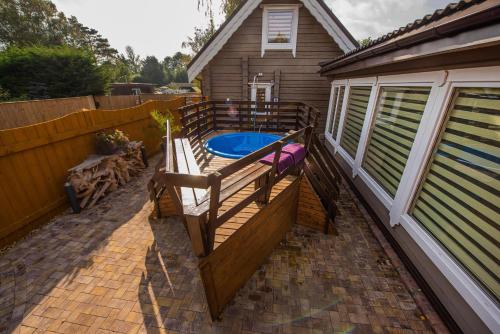 Amazing 14 Berth Villa With Private Pool At Pentney Lakes In Norfolk Ref 34079a