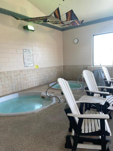 Boothill Inn and Suites - image 6