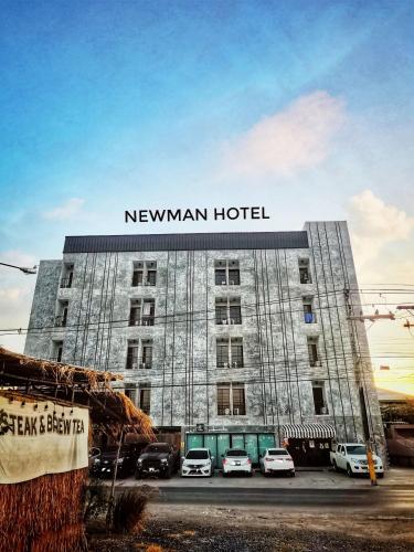 Newman hotel near Sarasas Witaed Saimai School
