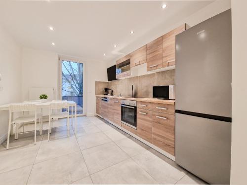Tolstov Apartments - City Apartments with 1 or 2 Rooms - 15 Min to Messe DUS and Old Town DUS 5