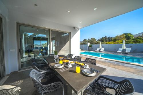La Maison Du Soleil Luxury Villa by 8essentially gîte à louer Varýpetro