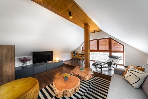 Jagatud salong / TV-ala, Cozy mountain attic apartment in High Tatras in Velka Lomnica