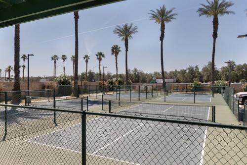 Palm Springs Camping Resort Loft Cabin 1 in Palm Desert, USA